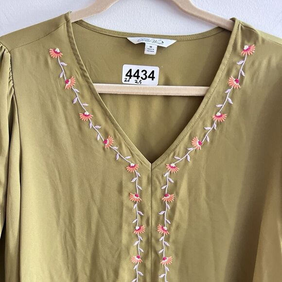 The Pioneer Woman Green Embroidered Sharkbite Top Boho Hippy Casual Moss Medium - Picture 6 of 8